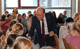 Ganz nah dran an den Wählerinnen von morgen: Als Repräsentant des Landtags von NRW kommt André Kuper mit den Viertklässlern ins Gespräch. - Annika Langhagel Ganz nah dran an den Wählerinnen von morgen: Als Repräsentant des Landtags von NRW kommt André Kuper mit den Viertklässlern ins Gespräch. - Annika Langhagel