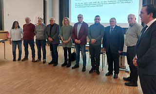 B&uuml;rgermeister Torben Blome (von rechts) hat die Ortsb&uuml;rgermeister und Ortsb&uuml;rgermeisterinnen in ihr Amt eingef&uuml;hrt: Wolfgang Siefert (SPD, Elbrinxen), Herbert Begemann (SPD, Rischenau), Stephan M&uuml;ller (SPD, Niese), Klaus Zumhasch (SPD, L&uuml;gde), Natascha Goebbelet (CDU, W&ouml;rderfeld), Detlef Schake (FWG, Sabbenhausen), Jannik Grote (CDU, K&ouml;terberg), Gerhard Schr&ouml;der (SPD, Falkenhagen) und Monique Henn (SPD, Harzberg). Es fehlt Reinhard M&uuml;ller (CDU, Hummersen). - Michaela Wei&szlig;e