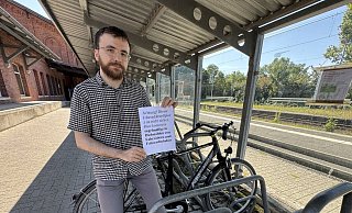 Seyyid Yildirim sind schon zwei Räder am Bahnhof in Bad Salzuflen gestohlen worden, berichtet er. Um andere vor dem gleichen Schicksal zu bewahren, hängt er Zettel auf, die vor Diebstahl warnen. - Sven Kienscherf Seyyid Yildirim sind schon zwei Räder am Bahnhof in Bad Salzuflen gestohlen worden, berichtet er. Um andere vor dem gleichen Schicksal zu bewahren, hängt er Zettel auf, die vor Diebstahl warnen. - Sven Kienscherf