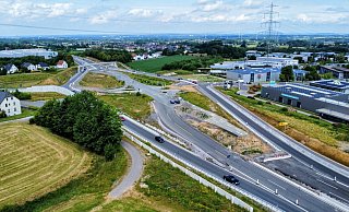 Lücke statt Brücke: Zwischen dem Gewerbegebiet und der Detmolder Straße in Richtung Ubbedissen soll bis Anfang 2027 der Verkehr rollen. - Eike J. Horstmann Lücke statt Brücke: Zwischen dem Gewerbegebiet und der Detmolder Straße in Richtung Ubbedissen soll bis Anfang 2027 der Verkehr rollen. - Eike J. Horstmann
