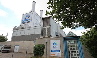 Die Stadtwerke wollen ihre mit Erdgas betriebenen Kraftwerke (hier am Liemer Weg) Stück für Stück auf den Betrieb mit Biogas umstellen. - Jens Rademacher (Archivfoto)