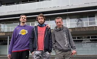 Sitzen mal wieder im Kalten: die Mieter Florian Redecker (Mitte), Florian N. (links) und J&uuml;rgen Waltersdorff vor dem Mehrparteienhaus am Dreierkrugplatz. Aktuell sind dort rund 20 der 40 Einheiten bewohnt. - Annika Langhagel