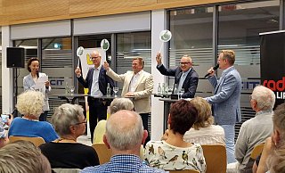 Top oder Flop: LZ-Redakteurin Katrin Kantelberg (links) und ihr Kollege Till Brand (rechts) machen eine Schnellfragerunde mit den Bürgermeister-Kandidaten Dr. Burkhard Pohl (Grüne,von links), Alexander Baer (SPD) und Markus Baier (parteilos, unterstützt von CDU). - Nadine Uphoff Top oder Flop: LZ-Redakteurin Katrin Kantelberg (links) und ihr Kollege Till Brand (rechts) machen eine Schnellfragerunde mit den Bürgermeister-Kandidaten Dr. Burkhard Pohl (Grüne,von links), Alexander Baer (SPD) und Markus Baier (parteilos, unterstützt von CDU). - Nadine Uphoff