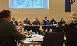 In der Ratssitzung am 13. Februar ging es auch um die Verabschiedung des Haushalts 2025. Im Vordergrund links sitzt Peter Baidin (AfD). Der Platz seines Fraktionskollegen André Buchmiller bleibt - wie fast immer - leer. - Cordula Gröne