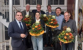 B&uuml;rgermeister Torben Blome (von links) verabschiedet Hans-Josef Stumpe (SPD), Dorthe G&uuml;nnewich (SPD), Michael Schr&ouml;der (FWG L&uuml;gde), Michael Wiedbrauck (CDU), Jens Frischemeier (CDU) und Dirk Langreck (CDU) aus dem Rat. Es fehlen: Luca Frank Gadzimski (CDU), Lea Ha&szlig;e (SPD), Monika Reker (SPD) und Heinz von der Heide (FWG L&uuml;gde). - Michaela Wei&szlig;e