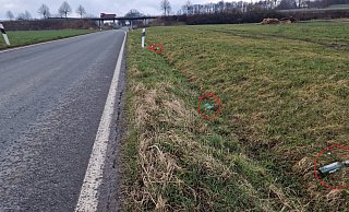 Allein auf diesem kurzen Stück liegen vier Weinflaschen (in Rot eingekreist) im Graben an der Wiembecker Straße. Im Hintergrund ist die Südumgehung zu sehen. - Nadine Uphoff