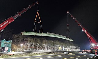 In der Nacht zum 1. Dezember wird die Schnapsbrücke mit Hilfe zweier Schwerlastkräne aus ihrer Verankerung gehoben und zur Reparatur an den Rand der A2 abgelegt. - Autobahn Westfalen/eberhardt – die ingenieure In der Nacht zum 1. Dezember wird die Schnapsbrücke mit Hilfe zweier Schwerlastkräne aus ihrer Verankerung gehoben und zur Reparatur an den Rand der A2 abgelegt. - Autobahn Westfalen/eberhardt – die ingenieure