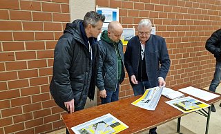 Stefan Bsufka (von links) und Ralf Splett informieren sich bei Klaus Meier von der Interessengemeinschaft über das Thema Brände an Windkraftanlagen. - Nadine Uphoff Stefan Bsufka (von links) und Ralf Splett informieren sich bei Klaus Meier von der Interessengemeinschaft über das Thema Brände an Windkraftanlagen. - Nadine Uphoff