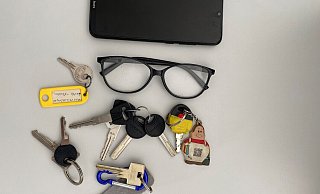 Einige der Gegenstände, die im Lügder Fundbüro auf ihre Besitzer warten. - Stadt Lügde