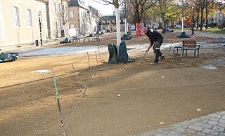 Die Esplanade an der Stadthalle (links) erh&auml;lt ihre wassergebundene Oberfl&auml;che. W&auml;hrend der hintere Teil (zur Schlosswache hin) bereits fertig ist, wird vorne noch gearbeitet. - Jana Beckmann