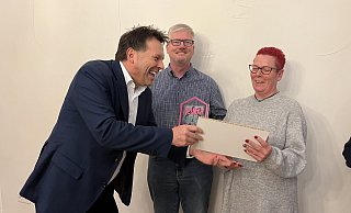 Bürgermeister Frank Hilker (links) überreicht Ilka Hutnik und Markus Stölting von "Ganz Klüt" den Heimat-Preis. - Jana Beckmann Bürgermeister Frank Hilker (links) überreicht Ilka Hutnik und Markus Stölting von "Ganz Klüt" den Heimat-Preis. - Jana Beckmann