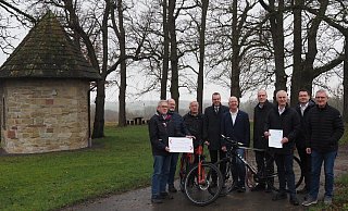 An der Hove-Kapelle zwischen Abtei und Münsterbrock, dem Startpunkt des neuen Radwegs, stehen Klaus Hasenbein (Bauamt Marienmünster; von links), Jochen Heering (Bauamt Schieder-Schwalenberg), Karl-Heinz Huneke (Ländlicher Raum aktiv), Bürgermeister Jörg Bierwirth, Ulrich Tilly (Bezirksregierung Detmold), Stefan Niemann (Bauamt Marienmünster), Bürgermeister Josef Suermann, Elmar Meyer (Allgemeiner Vertreter Marienmünster) und Planer Roland Hoppe. - Josef Köhne