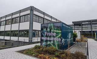 Mit der Nachricht, dass die Arbeitsplätze bei Phoenix Contact vorerst sicher sind, dürfte es tatsächlich bei vielen Beschäftigten ein Frohes Weihnachtsfest werden, das hoffen Geschäftsleitung und Gewerkschaft jedenfalls. - Marianne Schwarzer