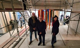 K&auml;mmerer Frank Limpke (von links), Architekt Frank Winterhalter und Schulleiterin Dorit Meier freuen sich auf den Neubau an der Realschule. F&uuml;r das Richtfest hatten Sch&uuml;ler den Kranz gebastelt. - Katrin Kantelberg