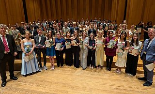 Entlassfeier des Rudolph-Brandes-Gymnasiums Bad Salzuflen: Zwölf der insgesamt 109 Abiturientinnen und Abiturienten werden von Schulleiter Clemens Boppré (links) als Jahrgangsbeste geehrt: Mieke Schürmann (von links), Fynn Heiland, Allegra Lipinksi, Talia Seidel, Michelle Wasjukow, Emely Leinweber, Charlotte Mesterheide, Maja Lorenzmeier, Miriam Funke, Fatema Bashir, Aylina Aytan und Surya Holzhausen mit Oberstufenkoordinator Dr. Uwe Kordes.a - Annika Langhagel Entlassfeier des Rudolph-Brandes-Gymnasiums Bad Salzuflen: Zwölf der insgesamt 109 Abiturientinnen und Abiturienten werden von Schulleiter Clemens Boppré (links) als Jahrgangsbeste geehrt: Mieke Schürmann (von links), Fynn Heiland, Allegra Lipinksi, Talia Seidel, Michelle Wasjukow, Emely Leinweber, Charlotte Mesterheide, Maja Lorenzmeier, Miriam Funke, Fatema Bashir, Aylina Aytan und Surya Holzhausen mit Oberstufenkoordinator Dr. Uwe Kordes.a - Annika Langhagel