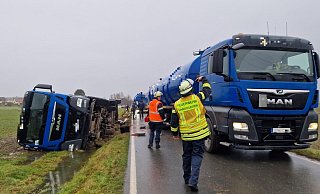 Der Güllelaster ist von der Fahrbahn abgekommen und liegt auf dem Feld. - Nadine Uphoff