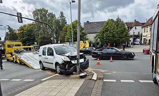 Der Wagen wurde bei der Kollision mit dem Laternenmast schwer beschädigt und musste abgeschleppt werden. - Lorraine Brinkmann