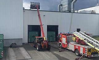 Für die Einsatzkräfte war es recht aufwendig, das Feuer auf dem Firmendach zu löschen. - Feuerwehr Lage Für die Einsatzkräfte war es recht aufwendig, das Feuer auf dem Firmendach zu löschen. - Feuerwehr Lage