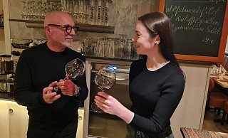 Zwei, die sich nicht gesucht, aber gefunden haben: Gastwirt Mario Pacillo und seine Auszubildende Sofiia sind ein Herz und eine Seele. Die Wissbegierigkeit der jungen Ukrainerin fasziniert den Restaurantbetreiber. - Marianne Schwarzer