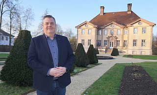 Marc Beckmeier fühlt sich seinem Heimatort sehr verbunden. Zu seinen Lieblingsplätzen gehören unter anderem der Schlossgarten und auch der Schiedersee. - Michaela Weiße Marc Beckmeier fühlt sich seinem Heimatort sehr verbunden. Zu seinen Lieblingsplätzen gehören unter anderem der Schlossgarten und auch der Schiedersee. - Michaela Weiße