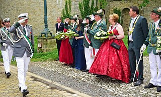 Der neue König Hans-Jürgen Ahlgrimm (Vierter von rechts) und seine Königin Jutta Raeth (rechts daneben) nehmen die Parade ab. - Nicole Ellerbrake Der neue König Hans-Jürgen Ahlgrimm (Vierter von rechts) und seine Königin Jutta Raeth (rechts daneben) nehmen die Parade ab. - Nicole Ellerbrake