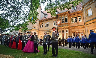 Der große Zapfenstreich vor dem Schloss Barntrup. - Nicole Ellerbrake Der große Zapfenstreich vor dem Schloss Barntrup. - Nicole Ellerbrake