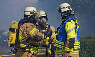Die Feuerwehr Lage beim Einsatz in Hagen. - Blaulichtfotografen