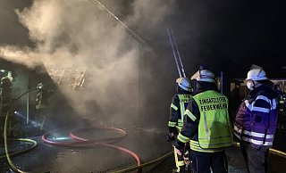 Der Carport brannte völlig aus. - Freitag-TV Der Carport brannte völlig aus. - Freitag-TV