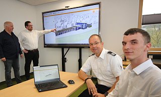 Stellten am Beispiel der Feuerwehr Lemgo die interaktive Karte der Leuchttürme vor: Falko Sieker, Christian Barth (beide Geodatenmanagement), Marcus Saueressig (Bevölkerungsschutz) und René Helms (Geodatenmanagement, von links). - Archivfoto: Kreis Lippe