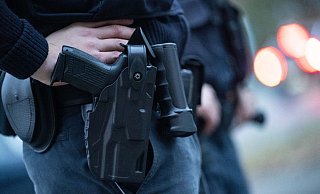 Ein Polizist steht an einer Straße. - Marijan Murat/dpa/Symbolbild Ein Polizist steht an einer Straße. - Marijan Murat/dpa/Symbolbild