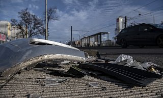 Tr&uuml;mmer liegen an der Unfallstelle in Berlin-Marzahn. - Foto: Paul Zinken/dpa