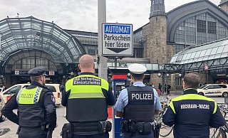 Sicherheitskräfte sind dafür zuständig, das geltende Waffenverbot rund um den Hamburger Hauptbahnhof zu kontrollieren. - Franziska Spiecker/dpa Sicherheitskräfte sind dafür zuständig, das geltende Waffenverbot rund um den Hamburger Hauptbahnhof zu kontrollieren. - Franziska Spiecker/dpa