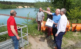 Baden im Baggersee - das könnte in einigen Jahren möglich sein. Die Augustdorfer CDU-Politiker Wolfgang Huppke, Gottfried Dennebier, Frank Salomon, Lutz Müller und MdB Christian Haase blicken auf den Westteil der Sandgrube Brink, wo die Machbarkeitsstudie die größten Chancen für eine Realisierung sieht. - Dieter Asbrock