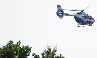 Die Polizeihubschrauber kreisten stundenlang über dem Suchgebiet. - Freitag TV/Stock