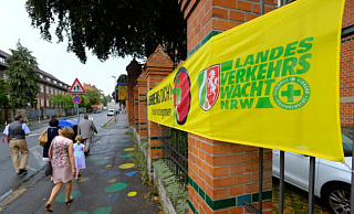Morgendlicher Schulweg zur Bachschule an der Emilienstraße: Es sind Hol- und Bringzonen eingerichtet, der Fußweg zur Schule wurde markiert – auch die Parkregeln und Beschilderungen wurden geändert.  - Sven Koch