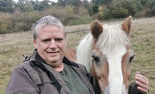 Besitzer Mario Winkler mit Haflinger Wotan, als dieser im Jahr 2000 auf den Hof in Langenholzhausen kam. - Sylvia Frevert