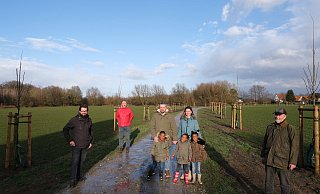 Daniel Telaar (von links), Leiter der Unteren Naturschutzbehörde, Jörg Westphal vom Kreis, Viktor und Steffi Bähr mit Luke, Grace und Jule sowie Bernd Mühlenmeier vom Kreis auf der neuen Allee .  - Sven Koch(LZ)