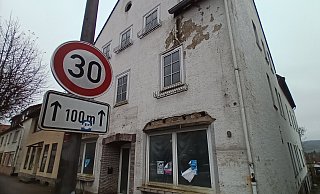 Der ehemalige Lippische Hof gilt vielen als Schandfleck in der Mittelstraße in Barntrup. Die Stadt hat ihr Vorkaufsrecht ausgeübt und will das Haus abreißen lassen. Doch der Eigentümer zieht dagegen vor Gericht. - Jens Rademacher