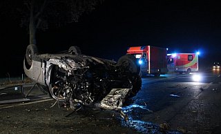Ein Audi A4 liegt nach einem schweren Verkehrsunfall auf der Ostwestfalenstraße zwischen Bad Salzuflen und Lemgo auf dem Dach. Drei Menschen wurden dabei verletzt. - Daniel Hobein/Feuerwehr Bad Salzuflen Ein Audi A4 liegt nach einem schweren Verkehrsunfall auf der Ostwestfalenstraße zwischen Bad Salzuflen und Lemgo auf dem Dach. Drei Menschen wurden dabei verletzt. - Daniel Hobein/Feuerwehr Bad Salzuflen