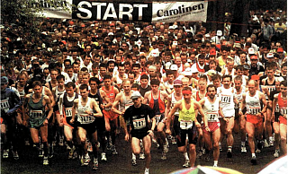 Beim Hermannslauf 2000 tummelten sich viele Läufer am Start. - Archivfoto: Frücht (LZ)
