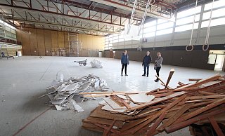 Die Kalletaler Klimaschutzmanagerin Henrike Sieker, Architekt Andreas Deppe (B&uuml;ro Schwakenberg Bley) und Bauamtsleiterin Ewa Hermann (von links) in der Dreifeldsporthalle, die zurzeit renoviert wird. - Jens Rademacher