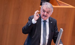 Herbert Reul (CDU), Innenminister von Nordrhein-Westfalen, spricht im Düsseldorfer Landtag. Trotz der Freigabe von Cannabis für Erwachsene in Deutschland erwartet er von Polizistinnen und Polizisten, dass sie «clean» zum Dienst erscheinen. - Rolf Vennenbernd/dpa