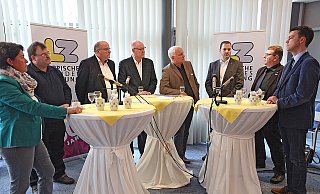 Kontroverse Debatte im Medien Centrum Giesdorf: (von links) Kerstin Vieregge (CDU), Matthias Uphoff (Linke) und Rainer Brinkmann (SPD), die beiden Moderatoren Ralf Freitag (LZ-Geschäftsführer) und Thomas Reineke (Leiter Lokales), Carsten Möller (FDP), Uwe Detert (AfD) und Robin Wagener (Grüne). - Foto: Gerstendorf-Welle