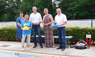 Bürgermeister Mario Hecker übergibt zusammen mit Ramona Lampe von der Verwaltung die neuen Badeenten an die Schwimmmeisterin Stefanie Schlanow sowie Marc Häger und Daniela Wutzke vom Freibadverein. Foto: Gemeinde Kalletal - Gemeinde Kalletal