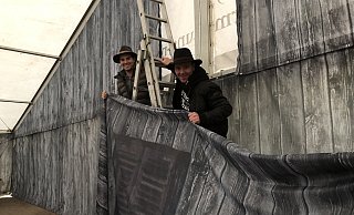 Der Aufbau zur Mühlengaudi am Schloss Brake läuft auf Hochtouren. Dustin Cord (links) und Michael Nolting hängen die Banner auf, die mit Holzoptik fürs Hüttenflair im Festzelt sorgen sollen.  - Till Brand