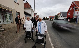 Nah an den Fußgängern rauschen die Autos auf der Salzufler Straße inWüsten an den Fußgängern vorbei. Die Seniorinnen und Senioren des Stifts Wüsten schildern der SPD-Landtagsabgeordneten Ellen Stock, welche großen Probleme sie mit der Verkehrssituation in ihrem Ort haben. - SPD Nah an den Fußgängern rauschen die Autos auf der Salzufler Straße inWüsten an den Fußgängern vorbei. Die Seniorinnen und Senioren des Stifts Wüsten schildern der SPD-Landtagsabgeordneten Ellen Stock, welche großen Probleme sie mit der Verkehrssituation in ihrem Ort haben. - SPD