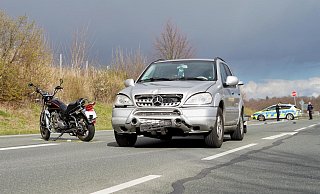 Zeugen hatten das Motorrad nach dem Unfall wieder aufgestellt. Der Fahrer wurde durch den Zusammenprall mit dem Mercedes schwer verletzt. - Freitag Medien Gruppe/Stock