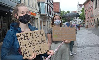 Rund 300 Menschen kamen – unter ihnen die beiden Studentinnen Felicitas Ammer (links) und Helen Brändlein. - Martin Hostert Rund 300 Menschen kamen – unter ihnen die beiden Studentinnen Felicitas Ammer (links) und Helen Brändlein. - Martin Hostert