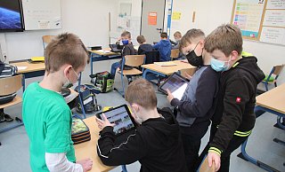 Bei der Suche nach Inhalten für ihr digitales Plakat unterstützen sich die Drittklässler gegenseitig. Ihre Arbeitsergebnisse können sie auch auf den großen Touchscreen beamen. - Dieter Asbrock Bei der Suche nach Inhalten für ihr digitales Plakat unterstützen sich die Drittklässler gegenseitig. Ihre Arbeitsergebnisse können sie auch auf den großen Touchscreen beamen. - Dieter Asbrock