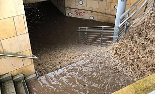 An der Straße "Auf der Klus" ist der Schledenbach über das Ufer getreten und in eine Fußgängerunterführung geflossen. - Feuerwehr Lügde